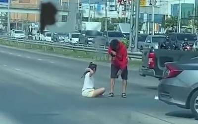 Cãi nhau với bạn trai, cô gái ngồi giữa đường rồi ném giày