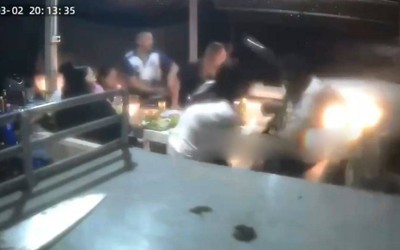 Ghen tuông, chồng 62 tuổi lái xe ô tô đâm trúng vợ và người tình