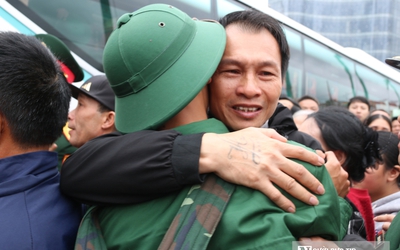 Xúc động phút tiễn hơn 3.800 thanh niên Nghệ An lên đường nhập ngũ