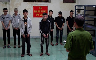 Bắt khẩn cấp nhóm đối tượng mang dao quần thảo trên phố lúc nửa đêm