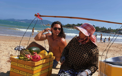 Màn rao tiếng Anh của người phụ nữ bán hàng rong ở Nha Trang thành bản hit triệu view gây sốt toàn cầu