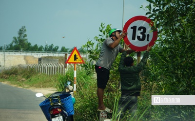 Gia Lai khắc phục tình trạng biển báo cấm tải trọng bị sơn đen trên đường