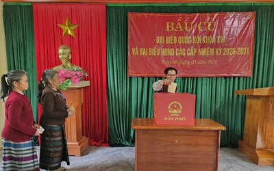 Người dân xã miền núi Quảng Trị băng rừng vượt thác đi bầu cử sớm