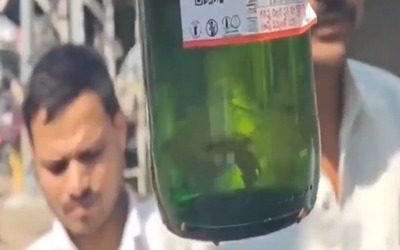 Mua bia về uống người đàn ông sốc nặng khi thấy thứ bên trong