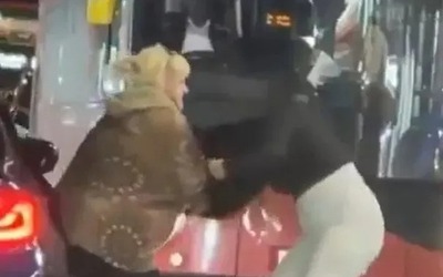 Hai người phụ nữ lao vào ẩu đả dữ dội ngay giữa phố