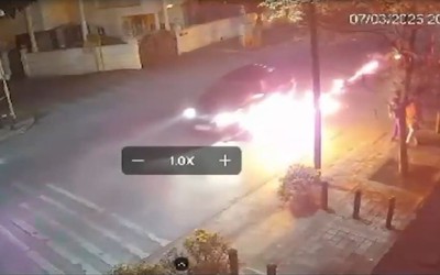 Ô tô tông trúng rồi kéo lê xe máy tóe lửa trên đường