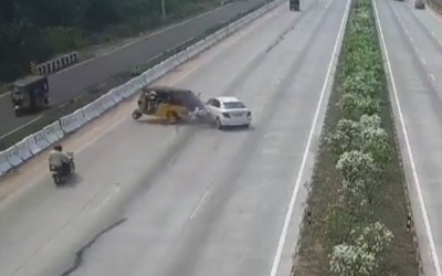 Ô tô tông trúng xe 3 bánh, nhiều người văng xuống đường