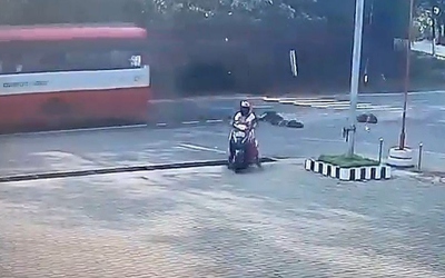 Xe buýt vào cua gấp khiến 2 chị em văng xuống đường