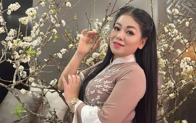 Nhan sắc mặn mà tuổi 50 của "nữ hoàng nhạc đỏ" là mẹ đơn thân nuôi 4 con