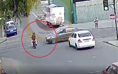 Vừa nói lời tạm biệt vợ, người đàn ông đi xe máy bị ô tô tông trúng