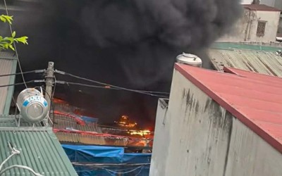 Cháy kho đông lạnh ở Hà Nội, nhiều tài sản bị thiêu rụi