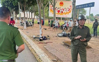 Kẹp 3 lao xe tốc độ cao, 2 học sinh tử vong thương tâm