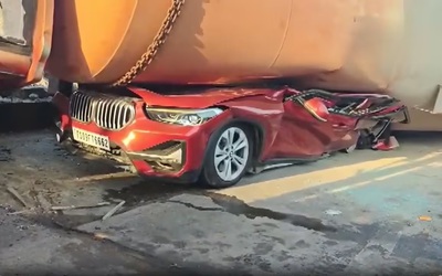 Xe bồn hỏng phanh lật nghiêng, đè bẹp xe BMW tại trạm thu phí