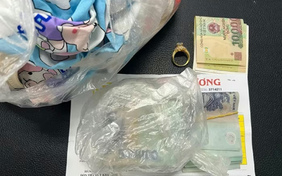 Đang đi dạo biển, nhóm bạn trẻ nhặt được vàng và tiền mặt gần 40 triệu đồng