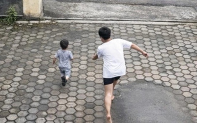 Gọi mẹ rồi đột ngột chạy ra đường, bé trai bị xe tải tông trúng