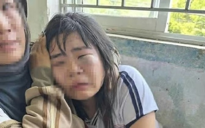 Nữ sinh lớp 7 bị nhóm nam sinh đánh hội đồng trước cổng trường