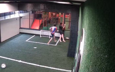 Nam thiếu niên cứu bạn bị điện giật trên sân bóng và cái kết