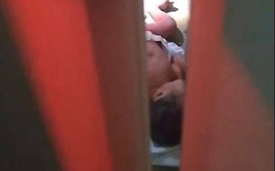 Nghe tiếng khóc, người dân phát hiện bé trai bị bỏ rơi trong nhà vệ sinh