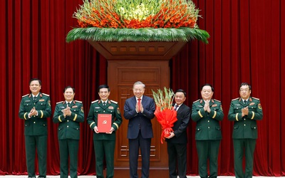 Tổng Bí thư, Chủ tịch nước trao các quyết định của Bộ Chính trị về công tác cán bộ