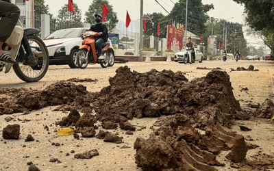 Hà Nội: Bùn đất từ dự án đường Phú Diễn - Trại Gà tràn ra đường, cản trở lưu thông
