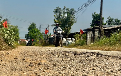 Con đường 7km như "tấm áo rách", người dân khổ sở trong bụi mù, bùn lầy