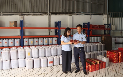 Cận cảnh kho chứa gần 9.000 lít rượu có dấu hiệu vi phạm tại Hà Nội