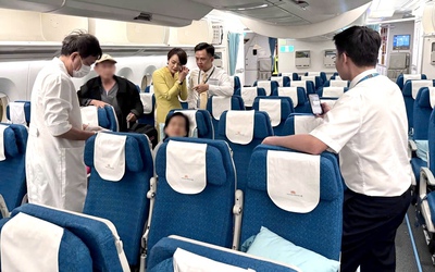 Hành khách bất tỉnh giữa chuyến bay từ Mỹ về, tổ bay Vietnam Airlines xử lý kịp thời cứu sống