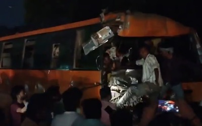 Xe buýt tông trực diện xe bán tải, 13 người tử vong thương tâm