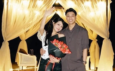 Cầu thủ Vũ Văn Thanh gây sốt với màn cầu hôn bạn gái