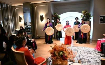 Phu nhân Chủ tịch Quốc hội thưởng thức dân ca quan họ do sinh viên Italia biểu diễn