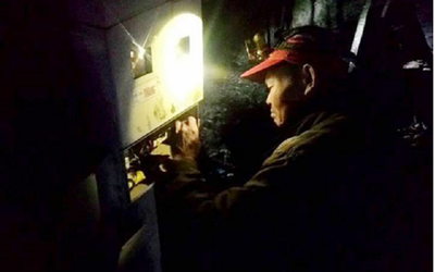 "Dị nhân ngậm điện" gây rúng động, 3 thế hệ "miễn nhiễm" dòng 220V, chuyên gia cảnh báo