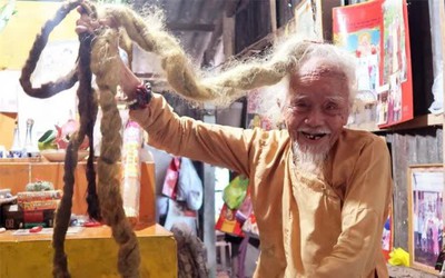 "Dị nhân tóc rồng" gây tò mò khắp miền Tây