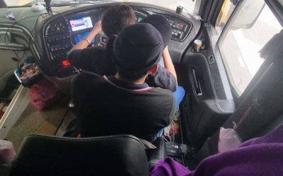 Tài xế xe buýt để người phụ nữ ngồi trên đùi trong lúc lái xe