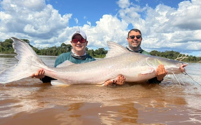 Hai anh em câu được con cá khổng lồ nặng 100kg, dài 2 mét