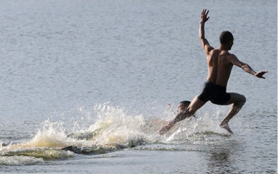 Kỳ tích khó tin: Cao thủ Thiếu Lâm chạy liên tục 125 mét trên mặt nước