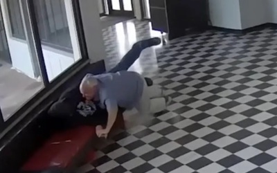 Hiệu trưởng khống chế kẻ cầm súng lao vào trường học