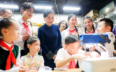 Phu nhân Ngô Phương Ly thăm, giao lưu với thiếu nhi Trung Quốc tại Trung tâm Tống Khánh Linh