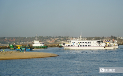 Lâm Đồng: Cửa biển Phan Thiết bồi lấp nghiêm trọng, tàu cao tốc “vật lộn” ra vào cảng