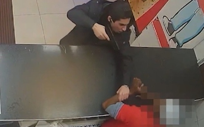 Đưa nhầm loại nước chấm, nhân viên cửa hàng gà rán bị dọa giết