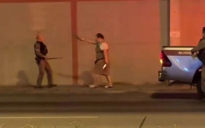 Người phụ nữ cầm dao phay truy đuổi cảnh sát trên phố