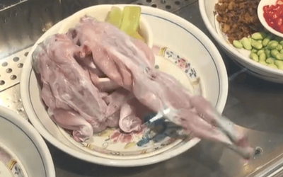 Ếch bị làm thịt vẫn cử động trên đĩa khiến người xem sợ hãi