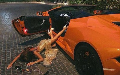 “Ngã xe khoe đồ”: Trào lưu phô trương gây tranh cãi