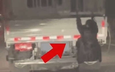 Vợ bám vào sau xe tải để bắt quả tang chồng ngoại tình và cái kết