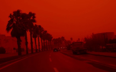 Bầu trời chuyển sang màu đỏ rực, u ám như ngày tận thế