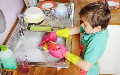 Bắt trẻ làm việc nhà quá sức ảnh hưởng đến việc học, vui chơi bị phạt tới 30 triệu đồng