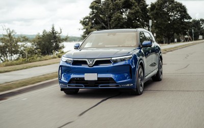 Có cả xe sang Đức nhưng luôn chọn VinFast VF 9 khi đi đường dài, chủ xe khẳng định: “Đầm chắc, ngồi lâu sướng hơn hẳn”