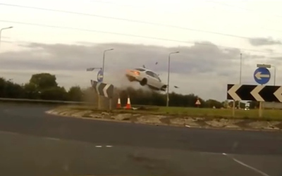 Chạy cảnh sát, ô tô đâm vào vòng xuyến rồi bay lên không trung