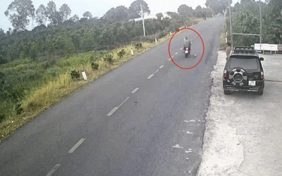 Bé trai đá bóng ra đường khiến người đi xe máy tử vong