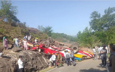 Xe buýt lao khỏi đường khi vào cua, 22 người tử vong