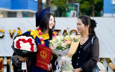 Khoảnh khắc tốt nghiệp: Người được gia đình kề bên, người lặng lẽ tự mình đón nhận